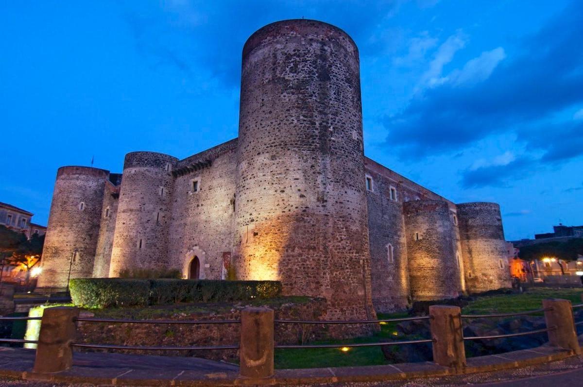 Re Federico II Catânia Exterior foto
